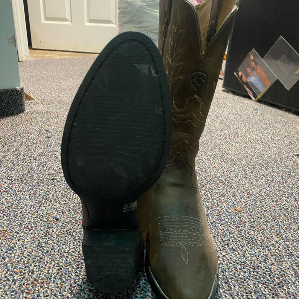 Ariat Brown Western Boots with Embroidered Design - Picture 3 of 6
